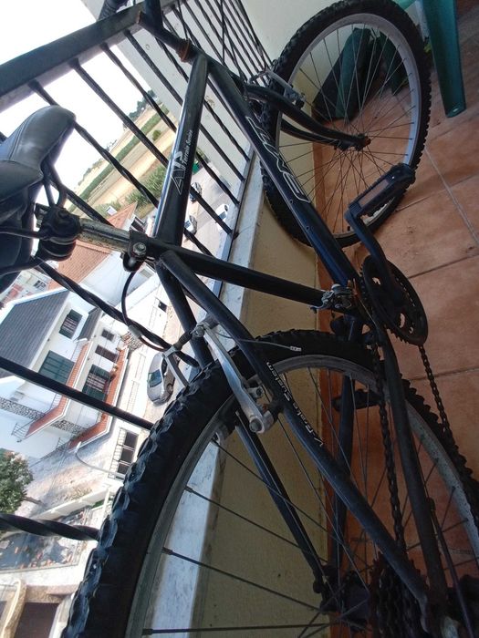 Bicicleta EMT preta de adulto
