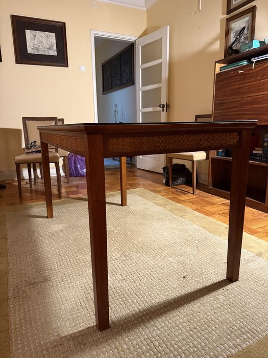 Mesa de madeira e palhinha, com vidro