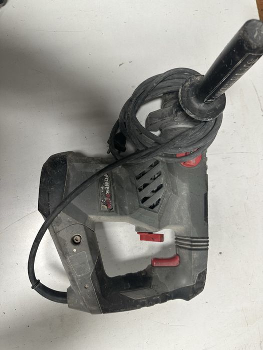 Maquina de furar e escombrar