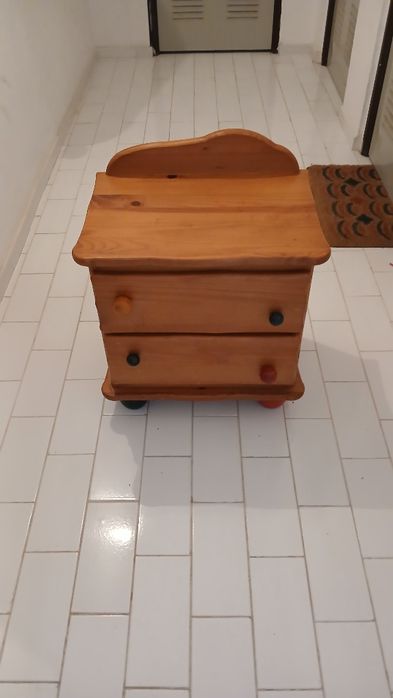Mesa de cabeceira em madeira do gato preto.