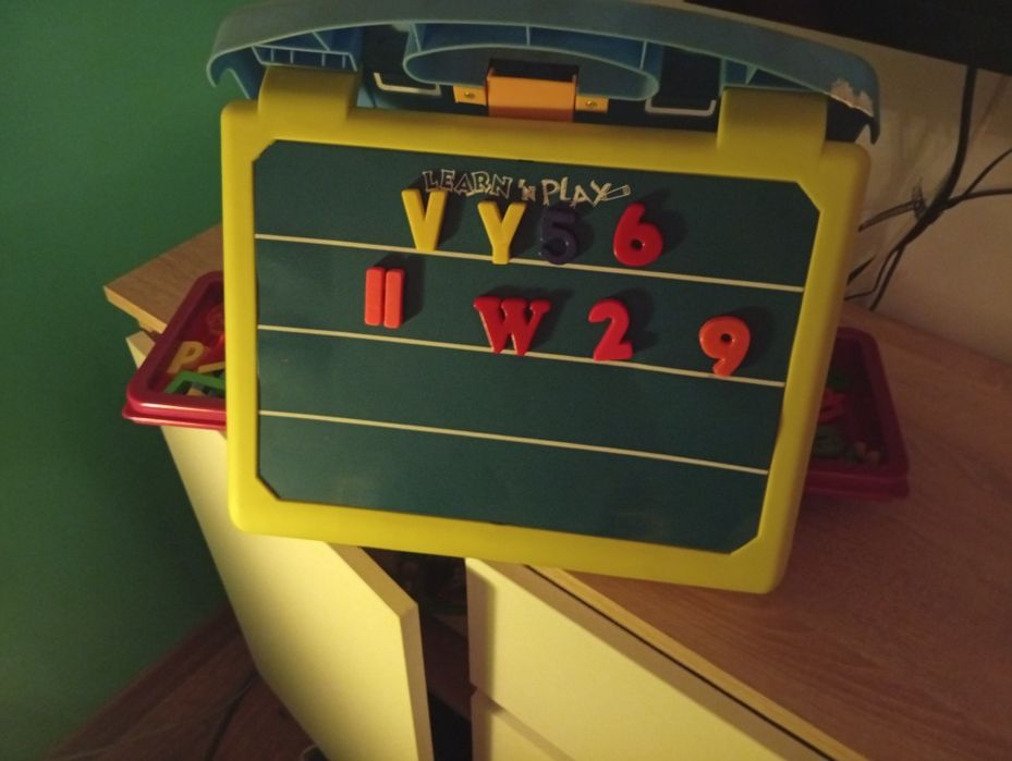 Tablica magnetyczna z magnesami dla dzieci w walizce