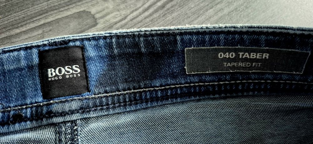 Spodnie męskie dżinsowe Hugo Boss slim fit rozmiar W32 L32 M/L

- stan