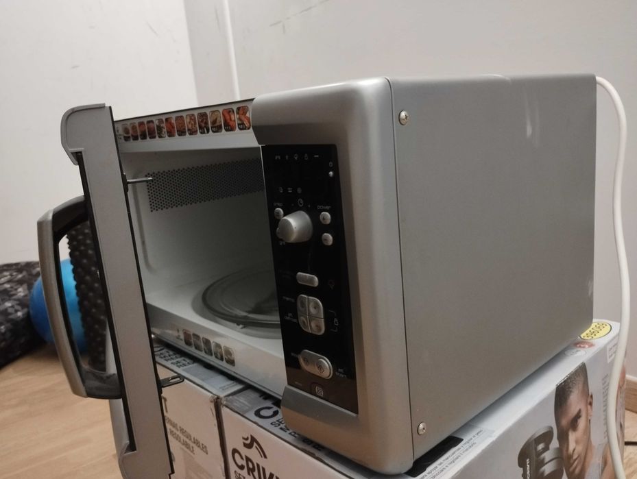 Micro-ondas com fixação na parede