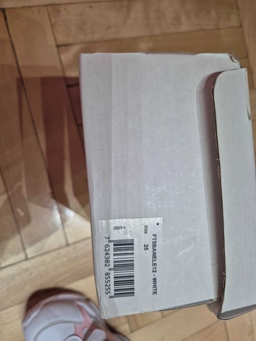 Sneakersy Guess dla dziewczynki roz 25