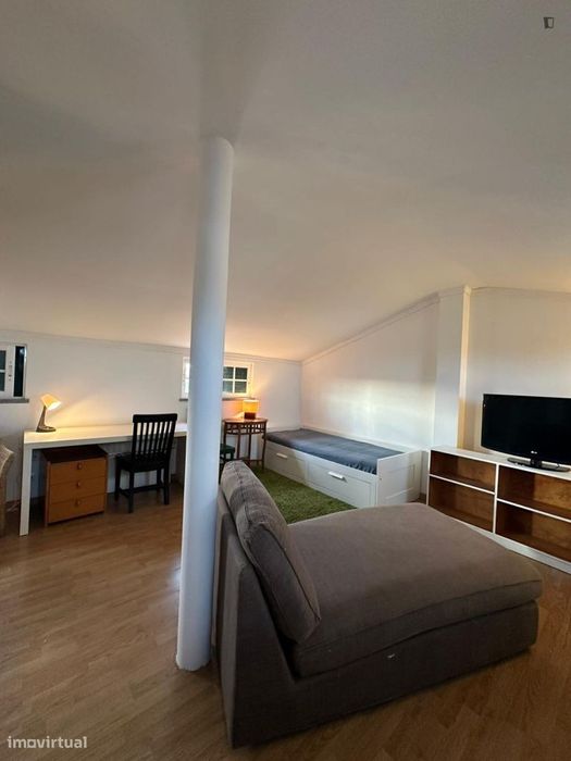 Quarto - localizado em Carcavelos Lisbon