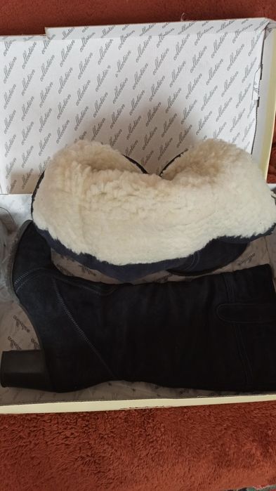 Продам новые женские замшевые сапоги на меху