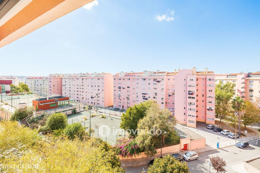 Apartamento T2 com boas áreas e muita luz natural, em Telheiras