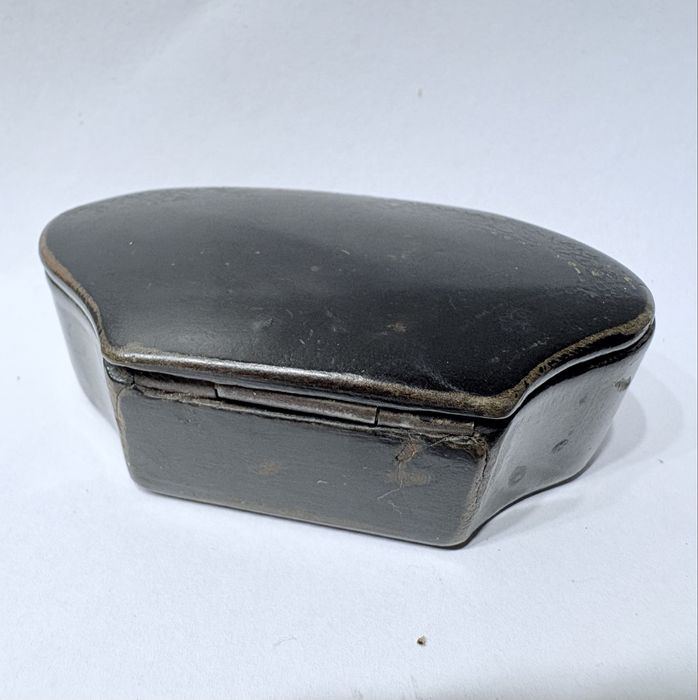 Pequena antiga caixa de rapé - snuff box - lacada em charão