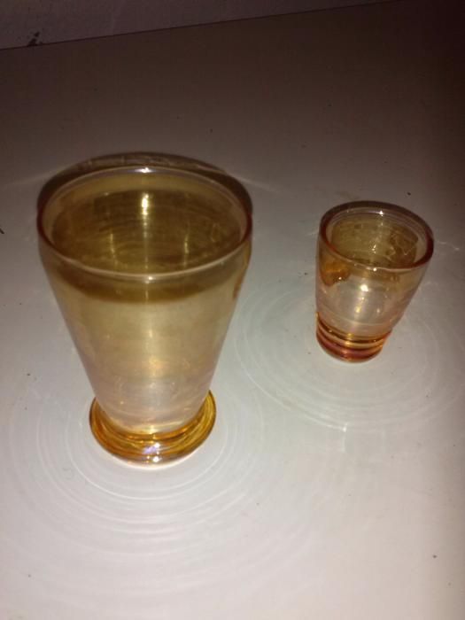 Copos de vidro amarelo e branco