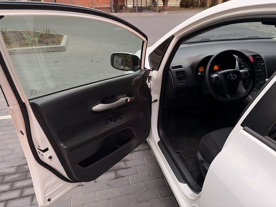 В продажу Toyota Auris 2010 рестайлінг