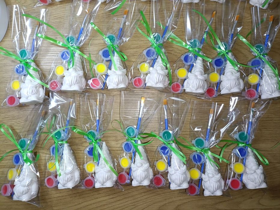 Подарунки діткам в школу фігурки розмальовки подарунки у садок