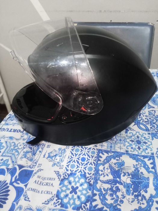 Capacetes em estado razoável