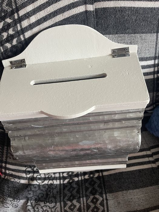 Caixa de correio em madeira e folha de lata