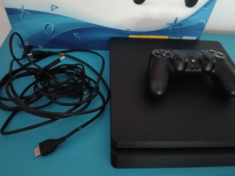 PS4 Slim com comando, usada... mas como nova
