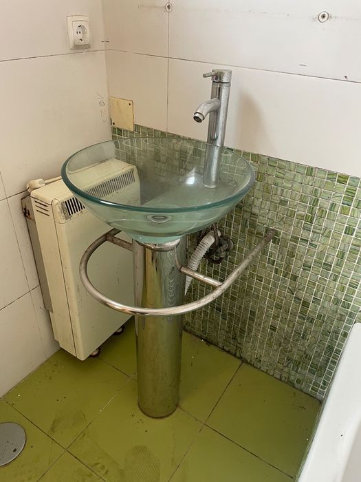 Lavatório de vidro com coluna, torneira e toalheiro