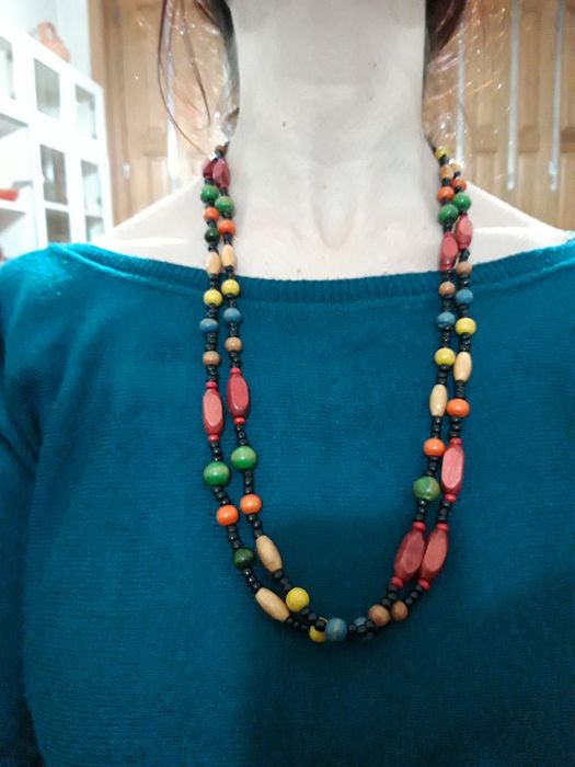 Colar comprido de contas e missangas de várias cores