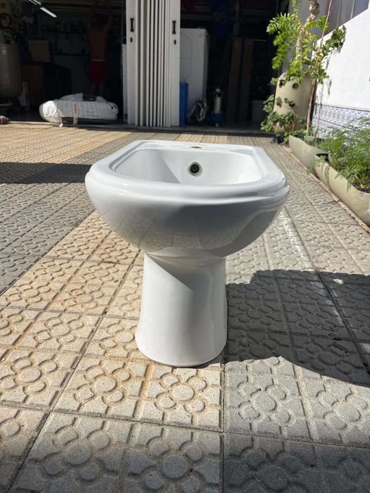 Sanita e bidé em cerâmica marca Indusa - Chuveiro em inox em muito bom estado.