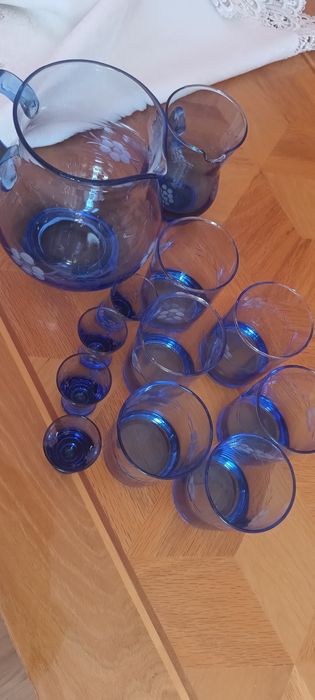 zestaw szkła w niebieskim kolorze