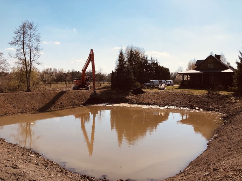 Kopanie stawu, koparka Long, długie ramie, roboty ziemne, staw, wykopy