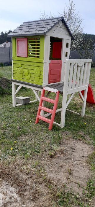 Domek dla dzieci ze zjeżdżalnią