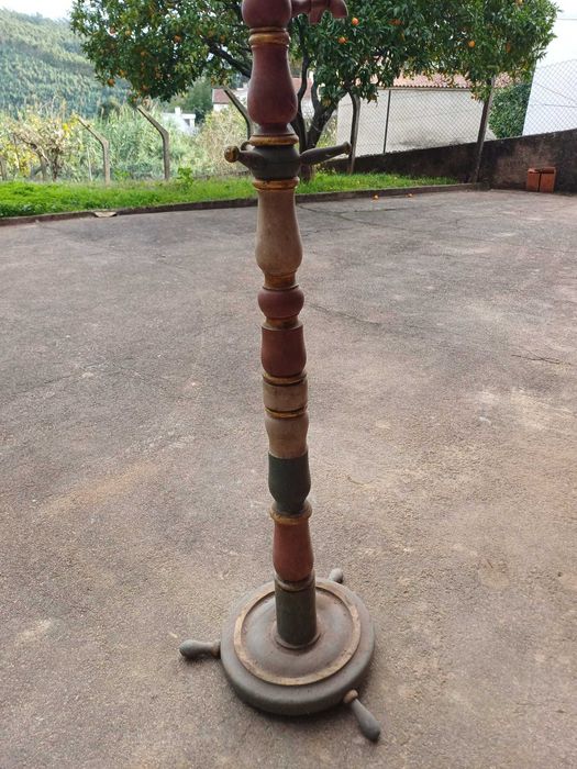 Cabide de pé antigo