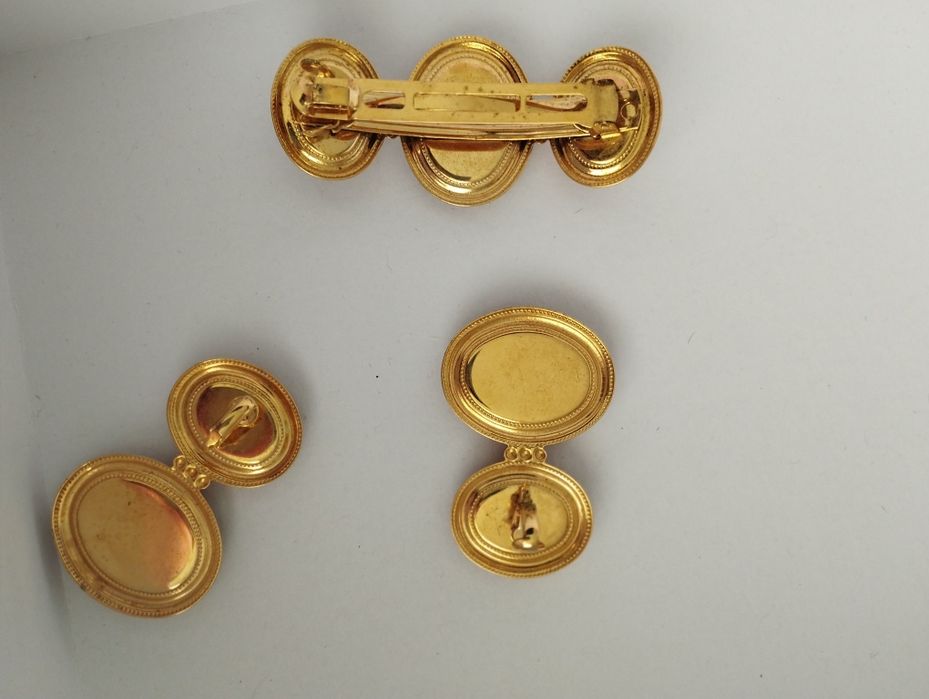 Conjunto de brincos e travessão
