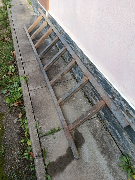 Драбина металева, міцна.