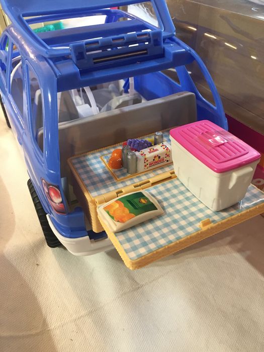 Carro Barbie Picnic SUV + 2 Barbies e 1 Ken