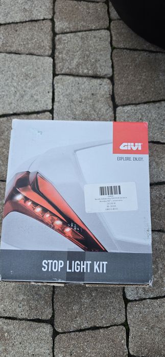 Givi V47 Tech wraz z oparciem i światłem STOP