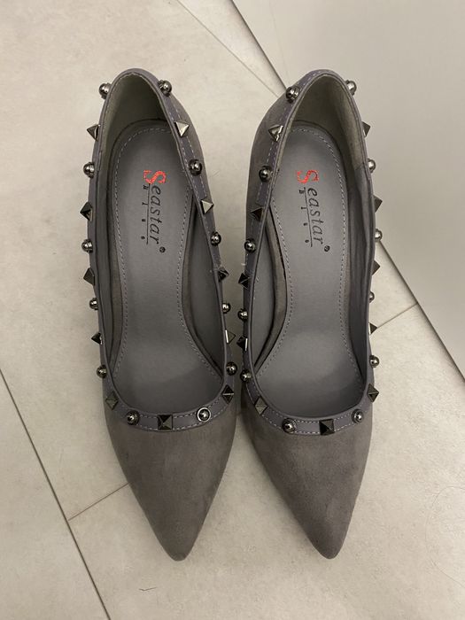 Szare szpilki z ćwiekami