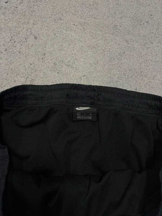 Czarne spodenki Nike z białym logo na udzie XL