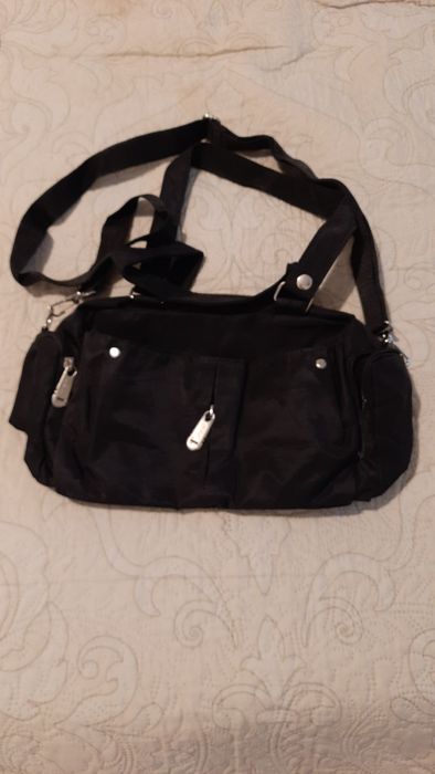 Czarna torebka damska sportowa