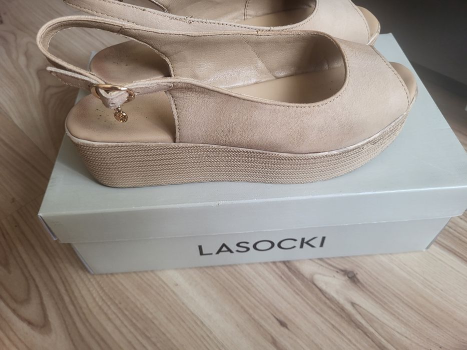 Sandały na koturnie Lasocki