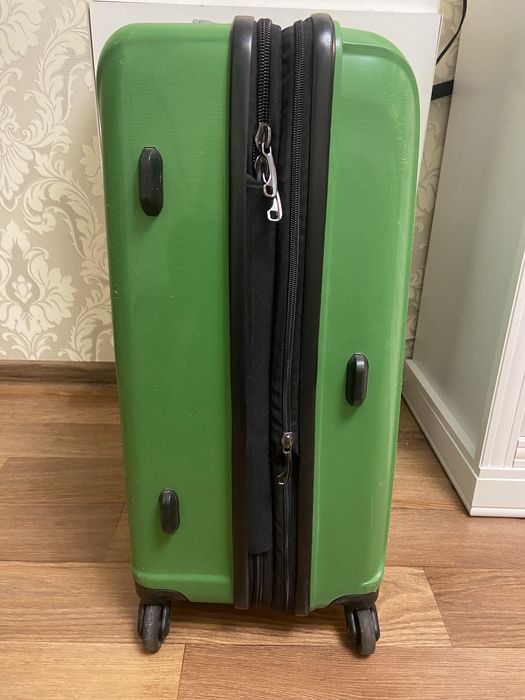 Валіза середнього розміру