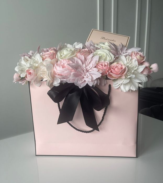 Flower box w dużej torebce prezentowej z karnetem