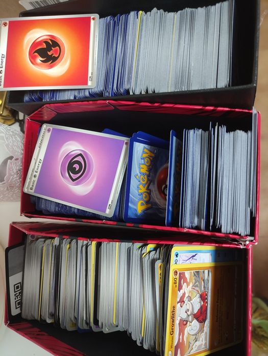 Cartas Pokémon novas, algumas encontram se seladas completamente...