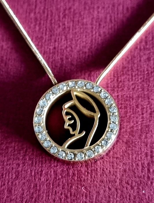 Colar dourado, em aço, com pingente da Nossa Senhora rodeada de zirconias.