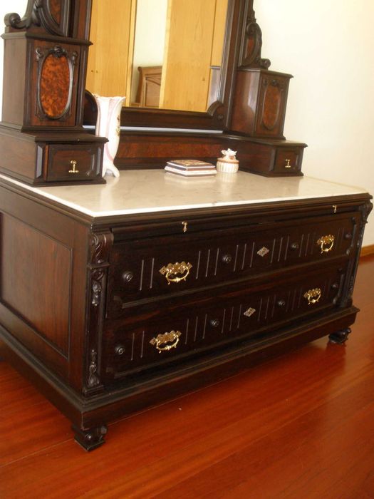 Cómoda antiga de madeira