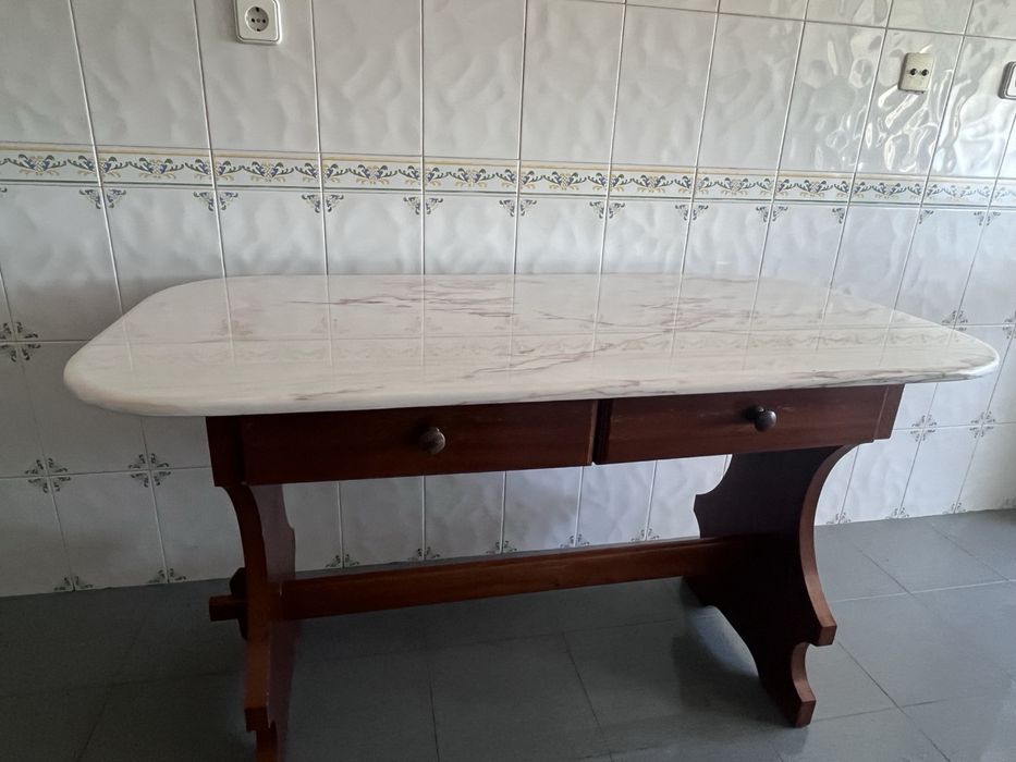 Mesa com tampo de marmore
