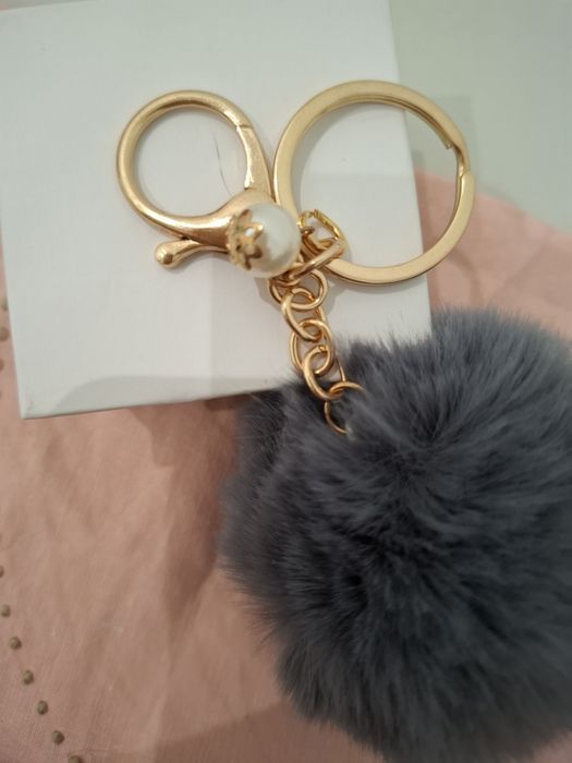 Porta-chaves / Chaveiro de Pelinho cinza
Dourado 
Novo