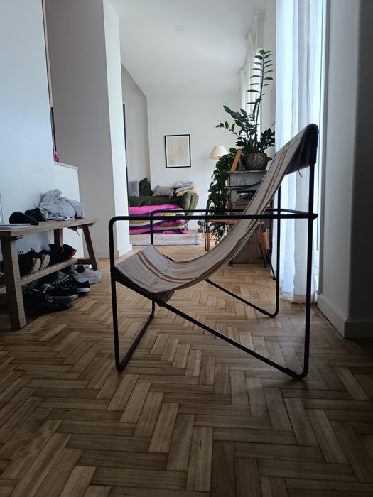 Poltrona de metal e tecido