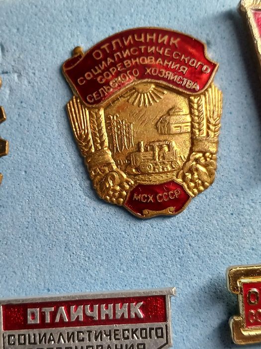 Продам значкі разние.