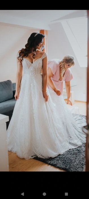 Błyszcząca suknia ślubna