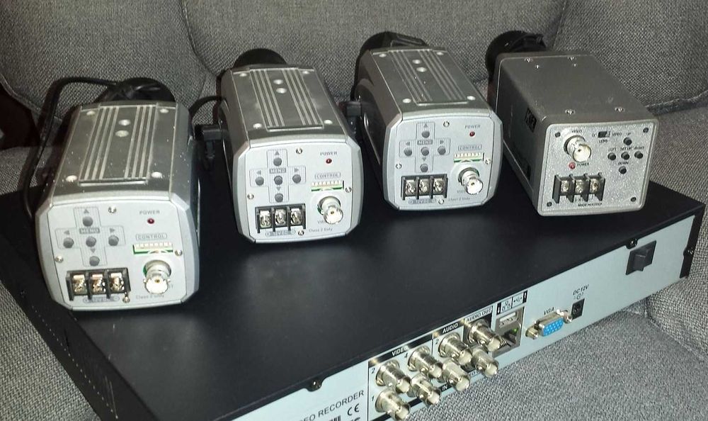 Zestaw monitoringu - kamery rejestrator z dyskiem monitor i akcesoria