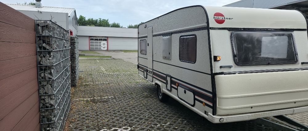 Wynajem przyczepy kempingowej – komfort dla 4 osób | Przedsionek | Ogrzewanie | Łazienka
