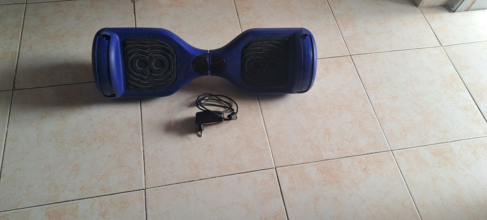 hoverboard (ou scooter elétrica de autoequilíbrio) na cor azul.