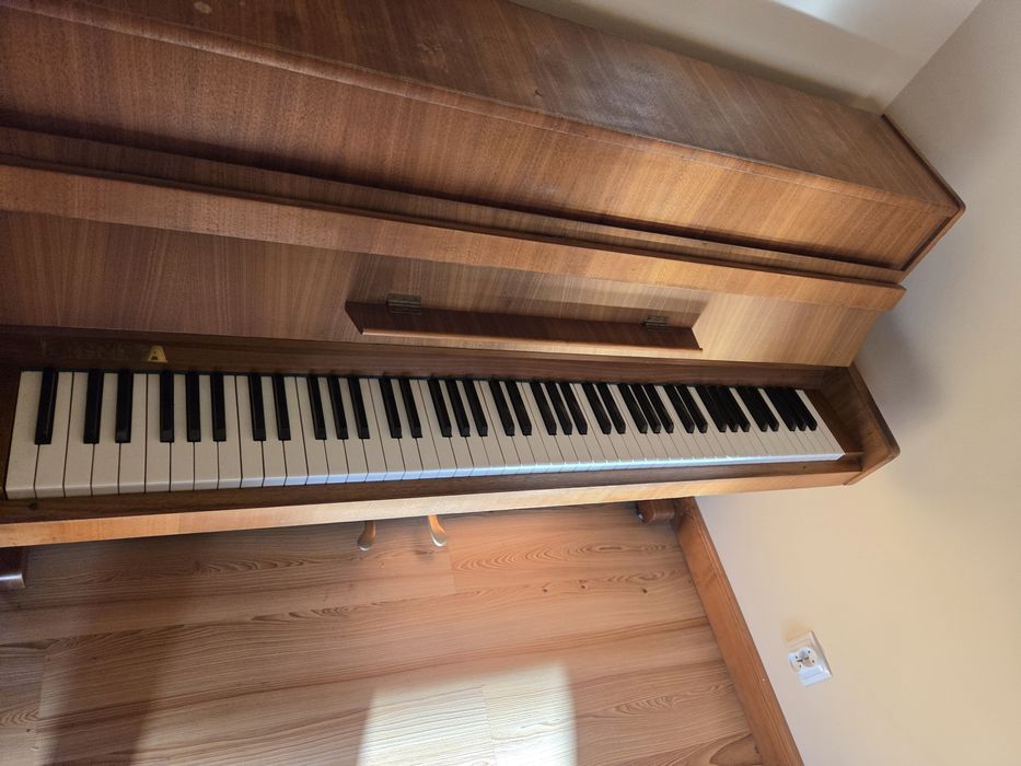 Pianino Legnica w dobrym stanie