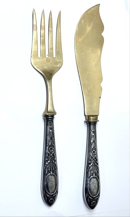 Conjunto de talheres de servir Arte Nova com cabos em prata contrast.