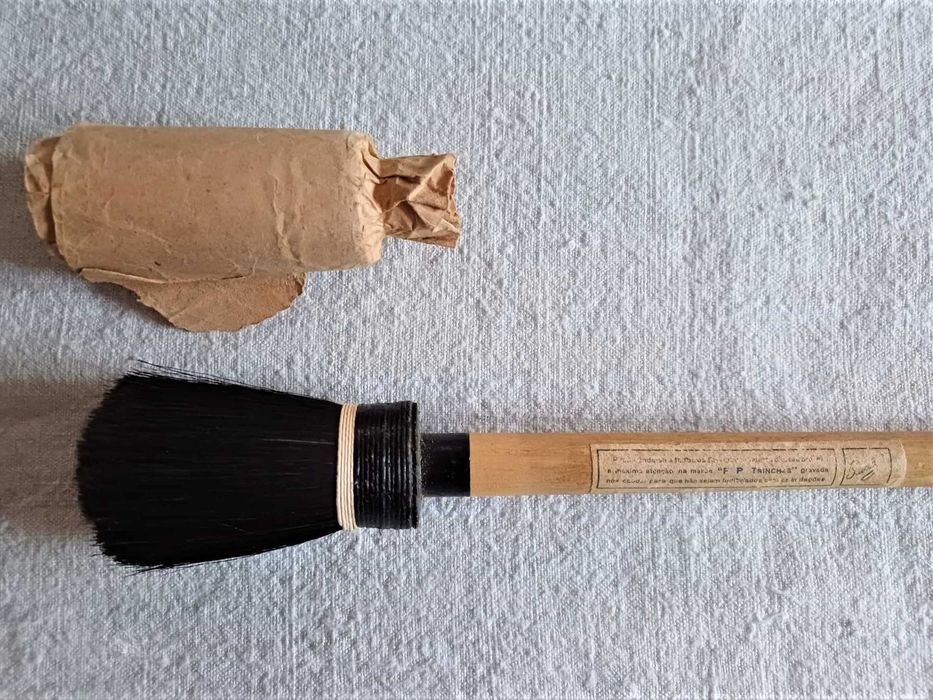 Par de trinchas antigas, em madeira e cerda de origem animal