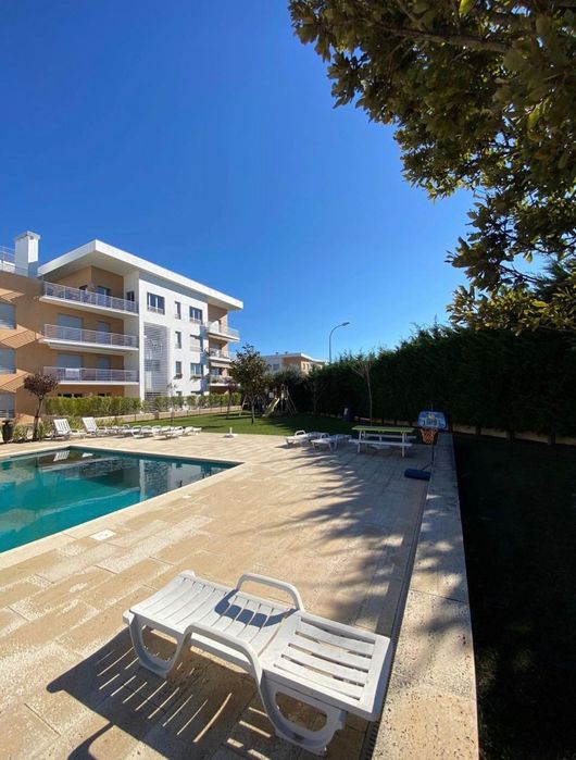 Quarto com casa de banho, varanda vista mar, em condomínio com piscina